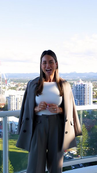 This skyhome is perfect for those looking to downsize or seeking a larger holiday home to fit the whole family. Featuring 3 bedrooms, 2.5 bathrooms, 2 separate living areas, and a rare 3-car garage. Going to auction on July 4th. @ladiesthatlist #BroadbeachLiving #ladiesthatlist