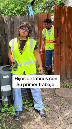 Hijos de latinos con su primer trabajo @EL AXEL 😅 #usalife #couplescomedy #comedia #humorlatino