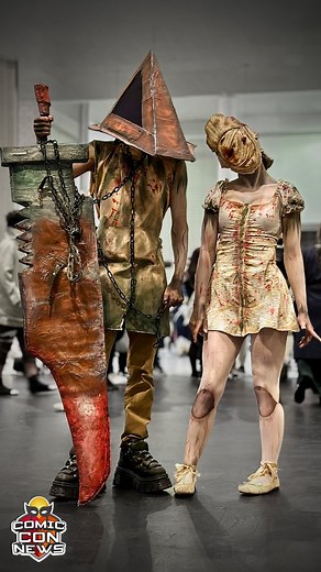 Pyramid Head and nurse cosplay from Silent Hill horror game, filmed at MCM London Comic Con 2025 by Comic Con News The Silent Hill 2 Remake, originally released for PlayStation 5 and PC, is now expected to arrive on Xbox Series X|S on 21 November 2025 Cosplayers : @f1nnqwq and @aleahqwq video : @muratcankuscu @konamiuk #silenthill #nurse #pyramidhead #konami #cosplay #comicconnews #mcmcomiccon | Comic Con News