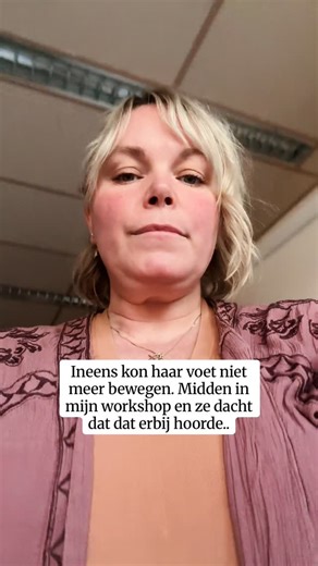 Marleen | energetisch lichaamswerk | spirituele ontwikkeling on Instagram: "Ze had geleerd dat het iets energetisch was.. Dat het haar kundalini energie was die door haar lichaam gierde en alles open zou breken, maar haar lichaam was iets heel anders aan het vertellen. Op het moment dat ze halverwege de workshop vertelde over een eerdere energetische ervaring, verkrampte haar voet. Ze kon hem niet meer bewegen. Het gebeurde precies terwijl ze het verhaal vertelde. Er gebeurde iets in haar lijf d