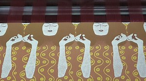 So werden in der Seidenweberei Flemmich in Wien Seidenstoffe mit Motiven aus dem Beethovenfries gewebt. Im Shop der Secession sind Seidenschals, Krawatten und Notizbücher aus diesem Stoff erhältlich. https://www.secession.at/shop/favorit/ Mehr Fotos auf unserem Blog! https://www.secession.at/seidenweberei/ -- Silk fabric with motifs from the Beethoven frieze is woven in the silk weaving mill Flemmich in Vienna in this way. Silk scarfs, ties, and notebooks made of this fabric are available in the