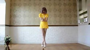小姐姐，黄色性感超短裙表演舞蹈，真是太妖娆了！