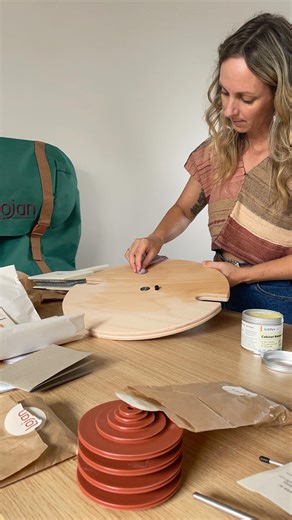 Textile & Fibre Arts Teacher || ︎𝕊𝕠𝕡𝕙𝕚𝕖 𝕄𝕒𝕣𝕚𝕟𝕠 on Instagram: "Welcome to the Travel Buddy spinning wheel by Lojan. I’ve been waiting for the right moment to unbox this foldable compact travelling spinning wheel by Lojan, and put it together. Over a few days I unboxed, sanded, waxed/ finished the timber, and screwed together all the parts to get this wheel up and running in my studio. The double treadl