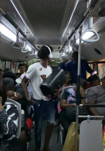 Disturbing the bus😂😂😂😂#fyp #viral #lindsaymachine