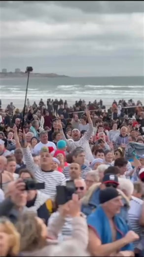 Les Sables d’Olonne, bain du 1er janvier ! Dommage qu il ait été retardé cette année , on était prêt à se jeter à l eau pour se laver de la vieille année et des excès d’hier soir , nous ! 😃 C est sur ces images du bain des givres 2025 que l’on vous souhaite une belle journée aujourd’hui, on retrouve Sevrine le 4 janvier en direct du bain des givrés 2026 et moi je vous retrouve pour le MAG de la La télé des Sables et les vœux le 6 janvier ! Passez une belle journée ! #lessablesdolonne #vendee #1