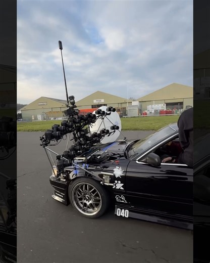 🍿[Bullet Time Experiment Breakdown] 🎬 Notes by DP @rowanbiddiscombe 👇📝 When George Nicholls (Quadrant) came to me about this project in early 2025, he wanted to make something impactful and eye-catching that would grab people on social media. I had recently seen some of Harry @hankzoid ‘s work with the bullet time rig, and knew immediately that I needed to convince (bully) him into letting me put his rig of 16 cameras on a car...while it was drifting... More info in the comments! Credits: Di