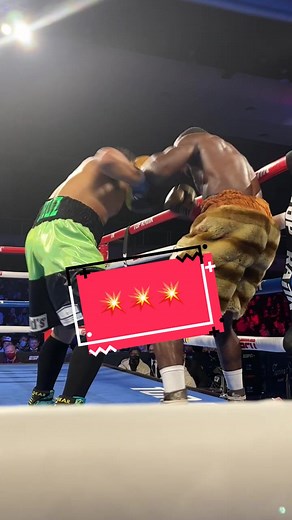 Sound of that leather is crazy 😳 #boxing #ringside #punch