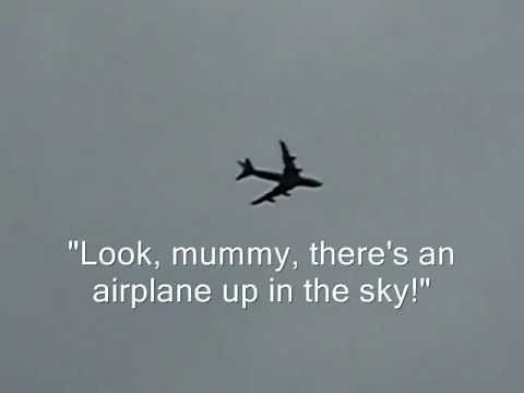 Look, mummy, there's an airplane up in the sky