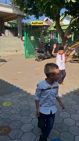 PLAYING IN FRONT OF THE CLASS #shorts #school #kindergarten