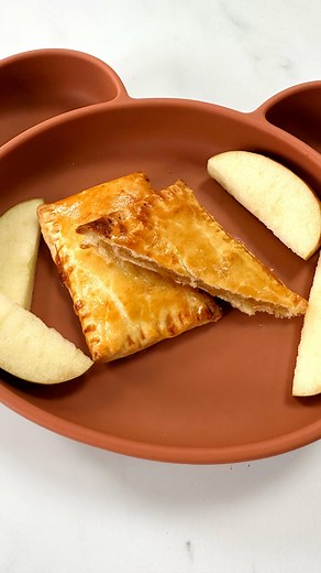 SAVE for an easy toddler friendly pudding 👶🏼🍎 This simple recipe is great for a pudding or an after school or nursery snack. I love them because they taste like the ones you get from McDonald’s which is my guilty pleasure! However these are more healthy and baked instead of fried. You can make this recipe suitable for babies under the age of 12 months, just make your own apple sauce with no added sugar (or use an apple baby food purée) and leave out the maple syrup. Mini Apple Pies 🍎 Suitabl