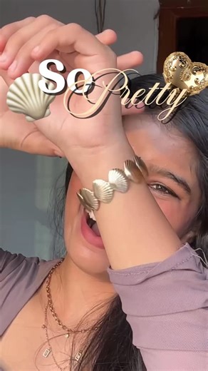 🧿 on Instagram: "“POV: You found the cutest shell bracelet that never fades ✨☀️ anti tarnish jewellery, small business jewellery, shell bracelet, beach vibes, minimal jewellery, aesthetic bracelet, waterproof jewellery, dainty accessories, trending jewellery 2025 #AntiTarnishJewellery #ShellBracelet #SmallBusinessFinds #JewelleryTrend #DaintyVibes #BeachyAesthetic #HandmadeWithLove #WaterproofJewellery #JewelleryGoals #ViralJewellery #SupportSmallBusiness #AccessoryAddict #BraceletLover #Jewell