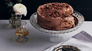 8.2K views · 43 reactions | We're going to nickname this one the freezer pleaser... CHOCOLATE CHIP ICEBOX CAKE All you need: 450 ml / 2 cups heavy cream 340 g / 1.5 cups mascarpone cheese 100 g / 0.5 cup granulated sugar 1 tbsp instant espresso powder 2 tbsp cocoa powder 1 tsp vanilla extract 24 chocolate chip cookies (store-bought or homemade) semisweet chocolate for garnish #iceboxcake | Kitchen Stories | Facebook