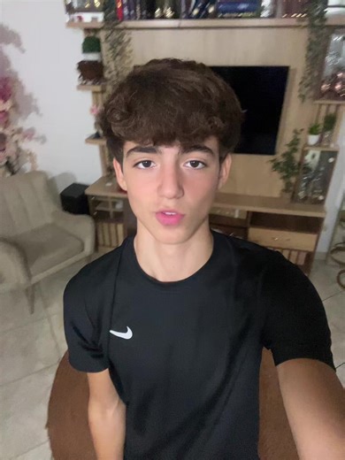 Escándalo del Tridente: Humor y Memes en Instagram