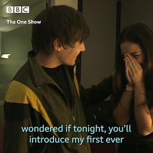 The moment that Louis Tomlinson surprises Isabella and her brother Lucas still melts our hearts! | The One Show