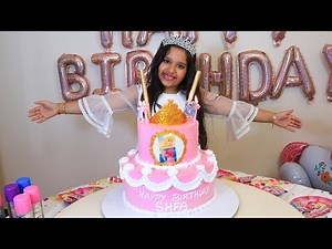 शफ़ा का बर्थडे केक और खिलौने।