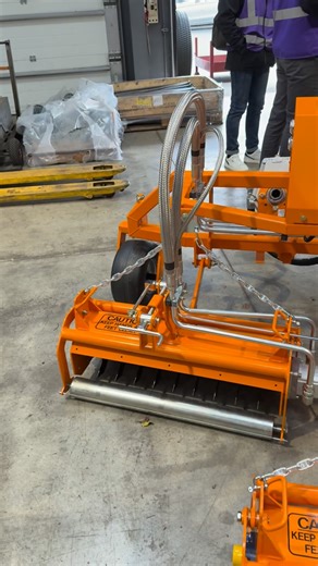 The SISIS Veemo MK2 & Veemo HD are purpose designed, triple mounted hydraulic driven scarifiers using strong cutting blades for maximum thatch removal and minimum surface disturbance. The three independently floating heads follow ground contours closely without scalping. Depth of cut is infinitely variable by means of a locking micro–adjuster on each unit. A choice of 1mm or 2mm tungsten tipped blades are available to carry out scarification and verticutting requirements. The Veemo HD is ideal f