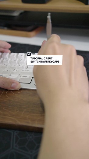 Tutorial Cabut Keycaps dan Switch! perlu dinotes bakal ada kemungkinan berbeda “feel” pas cabut diberbagai keyboard; ada yg lancar aja, tpi ada keras banget. itu tergantung ke kualitas PCB keyboard yg disediakan. Semoga info ini bermanfaat cuy! 📌💯 #mynk #tutorialswitch #tutorialkeycaps #mechanicalkeyboard #myneighborkeyboard