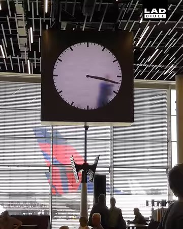 This clock in Amsterdam's Schiphol Airport is amazing 😍 | LADbible