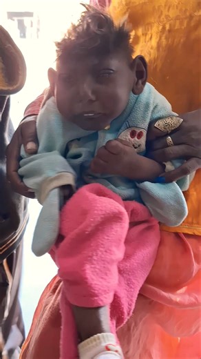 Sab haste rahe… par bachpan ro diya 🥀 Chhota sa chehra, bada sa dard 💔 #shorts #love #sad