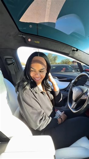 ⠀SHEYLA SANCHEZ on Instagram: "Test driving Tesla Model X 2019 fue un no, rotundo 2020 me gustó, mucho! Pero creo que quiero ver más. Y volumen como que no me hizo latir el corazón como me gusta, como que se me va a salir 🤣"