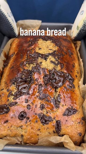 Razi Khan on Instagram: "The best homemade Banana Bread, my original chocolate chip version! Higher in protein, lower in calories, and it comes out soft and fluffy every time!👇🏼 - Ingredients: • 3 bananas • 2 eggs • 1/4 cup milk (I use 1%) • 1/4 cup low calorie maple syrup (or any liquid sweetener) • 1 tsp vanilla extract • 1 tbsp coconut (or olive oil) • 1 heaping cup any flour (I use blended rolled oats) • 2 scoops vanilla protein powder • 1 tsp cinnamon • 1 tsp baking powder • 1/2 tsp salt