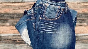 clip-1053408167-stop-motion-blue-denim-jeans-on-wooden