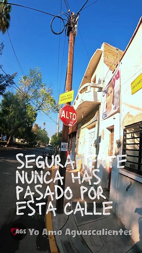 Aguascalientes: mujer atraviesa calles inundadas