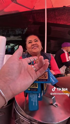 Regalando Motos y Tamales a Domicilio con Alexis Omman