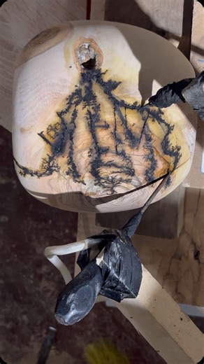 Kuksacı on Instagram: "Herkese merhaba. Trigeminal nevralji hastalığını maalesef ben de yaşadım. İnanın ağrırıyı tarif etmek zor. Her seferinde aniden gelip, sanki içimde yollar çiziyordu. Ben de bunu anlatmak istedim: o yolları ahşabın üstüne çizdim. Tornada şekil verdim. Sonra Lichtenberg ile fraktalleri yaktım… Elektriğin ahşapta bıraktığı fraktal izler, bu ağrıyı çekenlerinin yüz ve beynindeki iz gibi.. Bu nedenle, zeytin ağacından yaptığım bu kase, sadece bir kase değil. Bu, bir yara izi. A