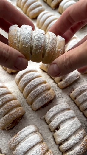 Biscotti alla mele 🍎 Ingredienti frolla : 250 g farina 0 80 g burro 80 g zucchero 1 uovo (intero) Mezza bustina lievito in polvere per dolci scorza di limone (oppure vanillina) q.b. latte (al bisogno) Preparazione impasto biscotti: Versare la farina in una terrina capiente e creare un foro centrale. Versare lo zucchero, l’uovo, il burro morbido a pezzetti e la buccia di limone grattugiata. Lavorare con i polpastrelli finché non si sentono più i granelli di zucchero, facendo però attenzione a no