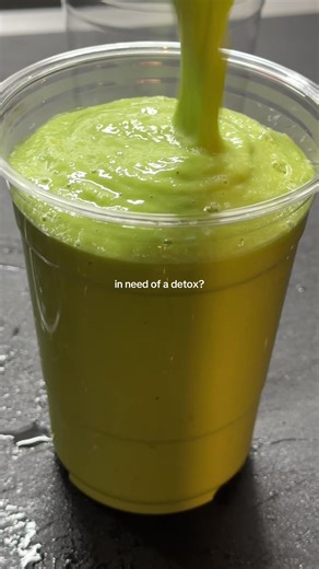 the detox smoothie is the only answer… Castaways Vintage Cafe in Gloucester MA🌴 - #viralcafe #surfcafe #collagen #smoothietastetest #bostoncafe