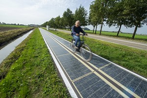 Wattway : les Pays-Bas inaugurent deux pistes cyclables recouvertes de panneaux solaires