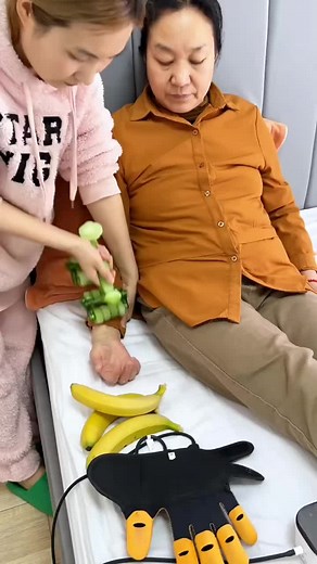🤖👴👵 Upgrade your hand and finger strength with our Automatic Robot Elderly Hand Finger Exercise Recovery Training device! 💪👍 Perfect for seniors