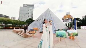 What a bustling scene! Folk song and hand-waving dance flash mob set off a craze of Chongqing style in Shenzhen! #Chongqing #FlashMob | iChongqing