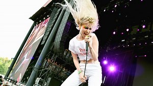 Hayley Williams Shows Fans How 2 Decades Of Headbanging Impacted Her Spine