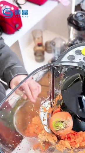 Carrots in, juice out—nonstop commercial juicer make juice easily.