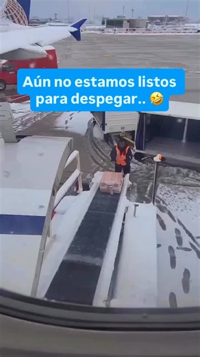 Kombo España on Instagram: "Curiosa situación en la ciudad de Louisville, en Estados Unidos: mientras el personal estaba cargando las maletas a bordo, un pasajero grabó esta escena de lo más cómica… 🤣 Crédito: pastor_wyatt"