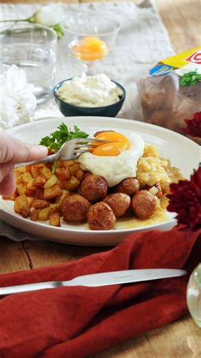 På söndag är det fars dag och ett ypperligt tillfälle att testa en upphottad klassiker – biff rydberg à la Pappa Scans köttbullar. Senapssåsen med en skvätt öl i är pricken över i. Recept på scan.se #scan #scansverige #biffrydberg #pappascans #köttbullar #farsdag #recept Ingredienser 800g Mamma scans köttbullar 600 g fast potatis (skalad och tärnad i små bitar) Smör & olja till stekning Salt & peppar Löksås: 2 gula lök hackad 2 dl ljus lageröl 1 msk smör 1 tsk socker Salt Senapsgrädde: 2 dl visp