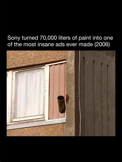 In 2006, Sony created a groundbreaking commercial called “Paint” that didn’t rely on CGI for its visual effects. Instead, the team transformed a Glasgow apartment building into a massive explosion of color using 70,000 liters of real paint. The sheer scale of the project made it an incredible feat of planning and coordination. To achieve the effect, the production used over 1,700 timed explosions. Each blast sent paint flying in a carefully choreographed sequence, ensuring that the building was 