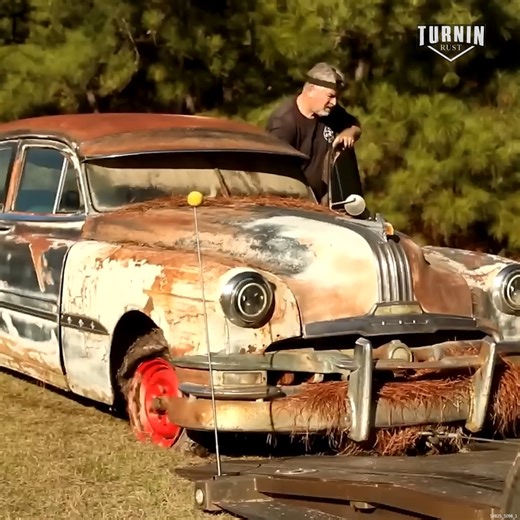 Forgotten 1952 Pontiac Chieftain | Turnin Rust