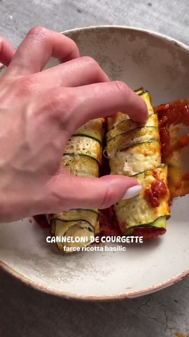 Victoria on Instagram: "Cannelonis de courgette 😌 Pour 2-3 pers : 3 courgettes moyennes 200g de ricotta 30g de parmesan râpé 1 grosse poignée de feuilles de basilic frais Sel poivre 1 jaune d’œuf Huile d’olive Sauce tomate de qualité Pâtes de bonne qualité ou pain type focaccia / pita ou même un bon pain de campagne pour servir avec. Note : si vous n’avez pas le temps de préparer les courgettes vous pouvez simplement utiliser la farce + sauce tomate pour faire des cannelloni classiques. Note 2 