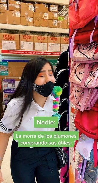 La morra de los plumones comprando sus útiles escolares: | Scarcuchi