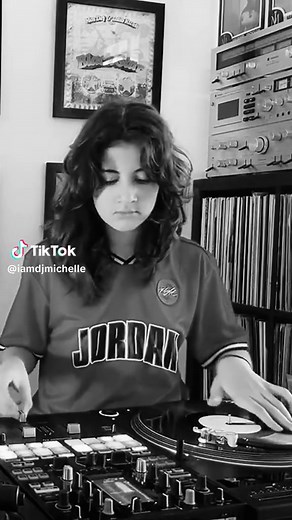Super fast scratch combos 🎚️🚀 If you want to learn how to scratch like I do, join my online lessons for only $9.99. Link in my bio. ⤴️ #djmichelle #djay #scratch #scratchdj #dj
