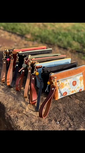 Last week’s show didn’t have a great turnout, so I have quite a bit more inventory left than I’d hoped. I’m not doing anymore shows this year, so I’ll be showing them on here. If you’re interested in seeing what all I have left, turn on the notifications in your settings so you don’t miss anything. ⠀⠀⠀⠀⠀⠀⠀⠀⠀ I’m actually very surprised these wristlets didn’t go. They’re made from waxed canvas from @alfrancestextiles. Inside are 3 card slots. The leather for the wrist straps is from @georgiagirls