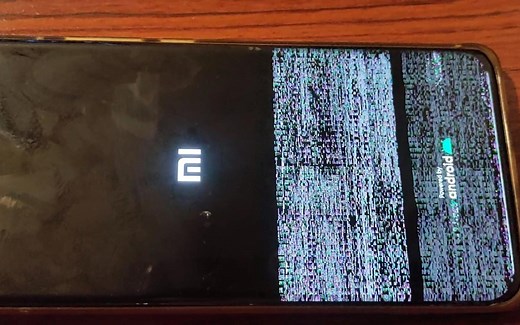 小米11正常使用，突然花屏，无法重启，无法开机