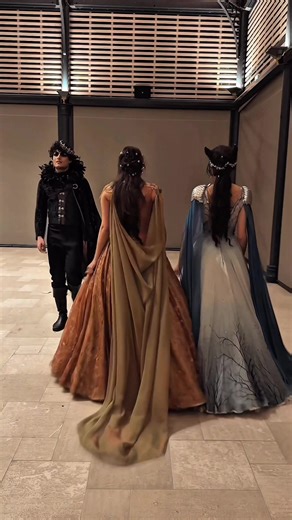 Obsessed with him… or just pretending not to be? 👑 Cardan Greenbriar, and he knows exactly what he’s doing 😌✨ Honestly… no one is more obsessed with himself than he is Costume: @Atela Costume✨ — Obsédé par lui… ou juste dans le déni ? 👑 Cardan Greenbriar, et il sait très bien ce qu’il fait 😌✨ Soyons honnêtes… personne n’est plus obsédé par lui-même que lui #thecruelprince #judeduarte #cardangreenbriar #elfhame #CapCut