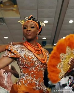 The bride and her #AsoEbiBella did what they had to do 🔥🧡😻 Bride: @iamtitilayo_ Filmed by @maxwelljennings #AsoEbiBella www.asoebibella.com | Aso Ebi Bella