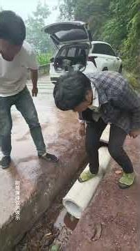 Heartwarming moment! Repairing the road in the storm.#kindness #inspiration #helpothers #viral