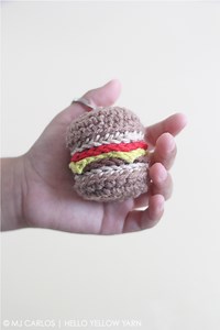 Cheeseburger Keychain – Free Crochet Pattern & Tutorial