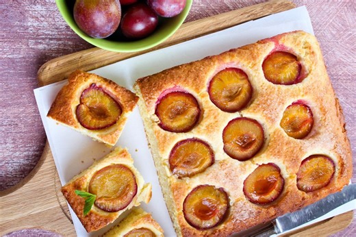 Kolač od šljiva ima dodatak koji će vas oduševiti, a priprema se brzo i lako. Omiljeni sastojak daje mu sočnost i mekoću